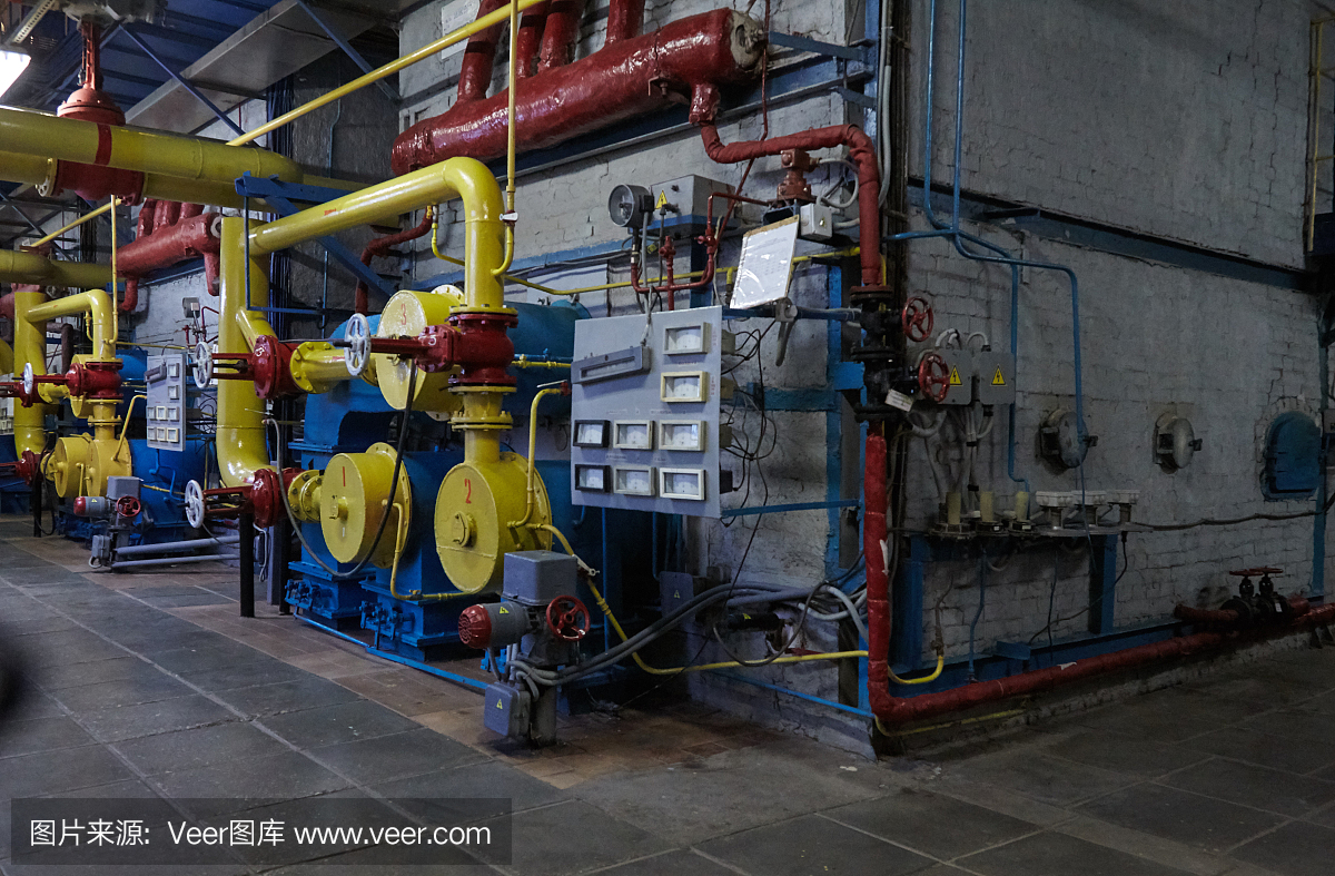 現(xiàn)代化的新型燃氣加熱銅器在鍋爐房工作。